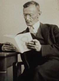 200px-Hermann_Hesse_1927_Photo_Gret_Widmann.jpg