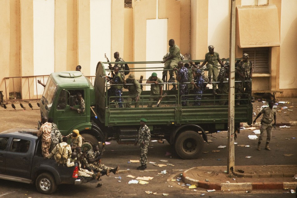 252844-malian-soldiers-and-security-forces-gather-at-the-offices-of-the-state.jpg