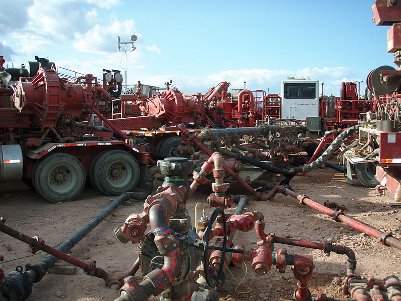 800px-Halliburton_Frack_Job_in_the_Bakken.JPG