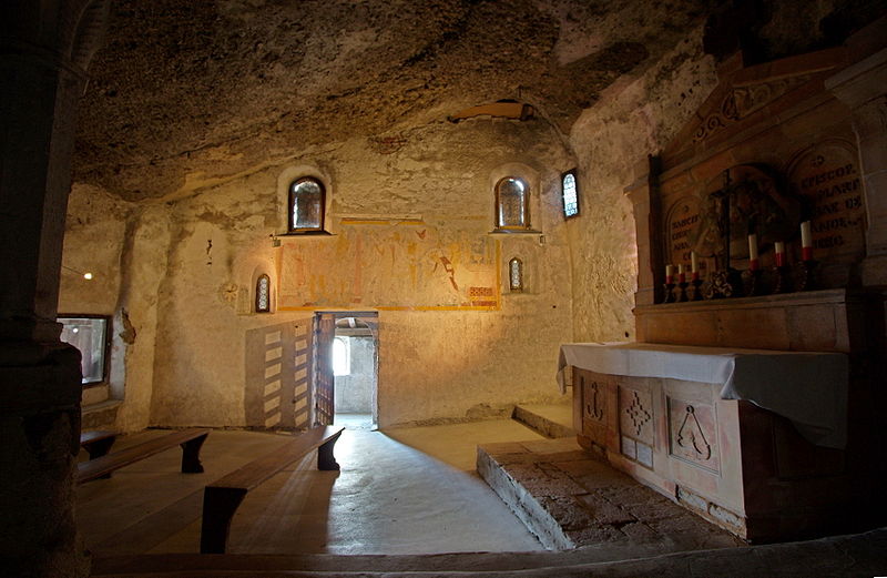 800px-Salzburg_St_Peters_Friedhof_Katakomben_Kapelle.jpg