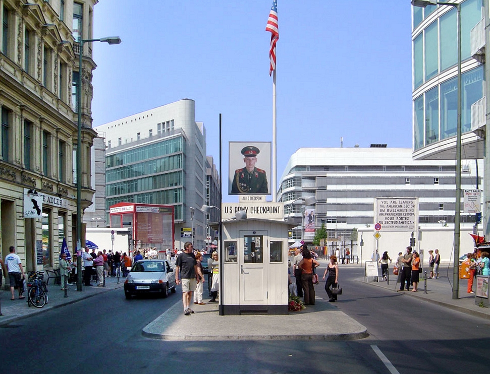 Berlin: Checkpoint Charlize. Checkpoint_Charlie_Berlin.jpg