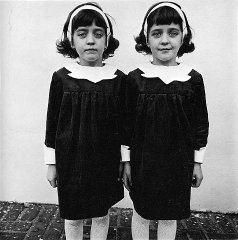 Identical_Twins,_Roselle,_New_Jersey,_1967.jpg