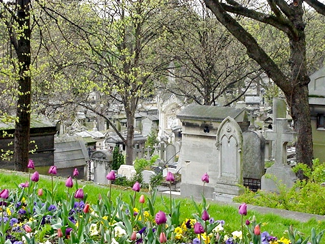Pere_Lachaise_looking_down_the_hill.jpg