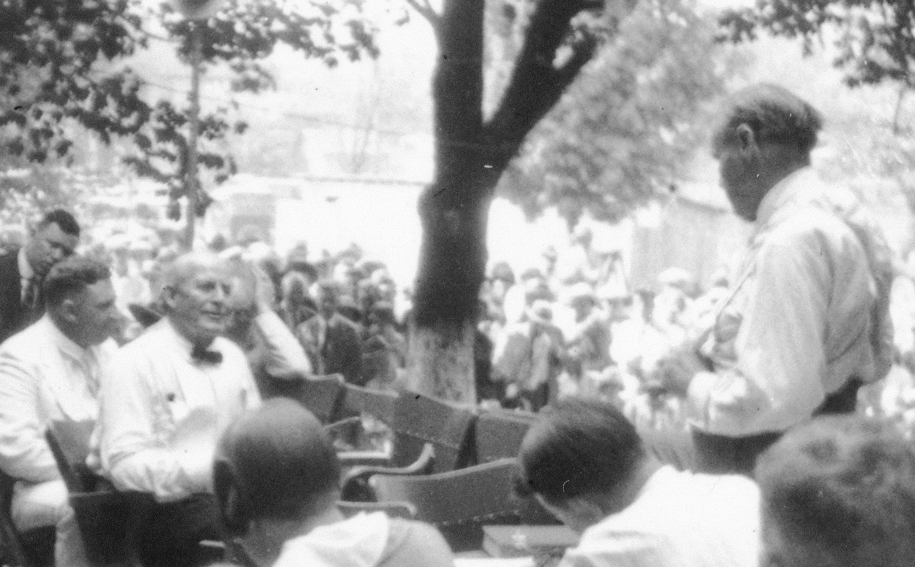 Tennessee_v._John_T._Scopes_Trial-_Outdoor_proceedings_on_July_20,_1925,_showing_William_Jennings_Bryan_and_Clarence_Darrow._(2_of_4_photos)_(2898243103)_crop.jpg